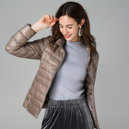 Myra™ | Giacca ultraleggera in piuma con eleganti pieghe