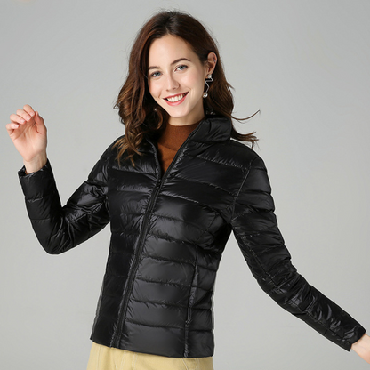 Myra™ | Giacca ultraleggera in piuma con eleganti pieghe